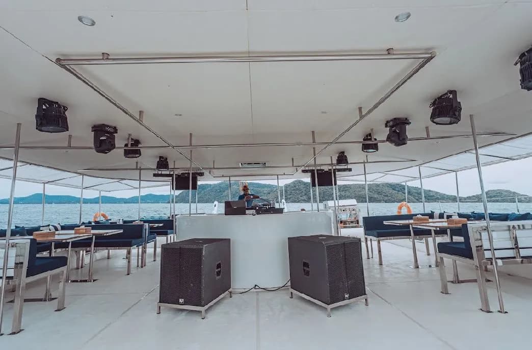 Open air party boat - Image 5