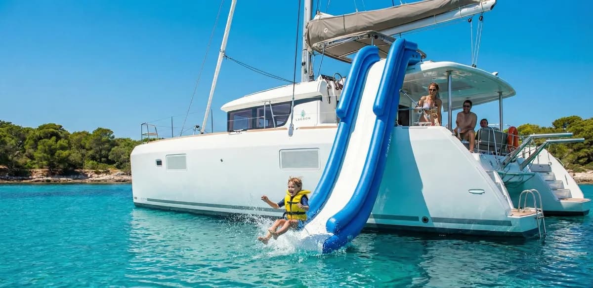 כיף משפחתי: צעצועי מים הטובים ביותר לילדים בשכרת יאכטה בפוקט